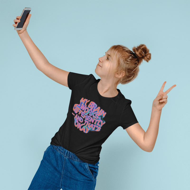Kids Tee — "My Brain Works Differently and That’s Okay" Positive Neurodiversity Graphic - Estrella & The Stars
